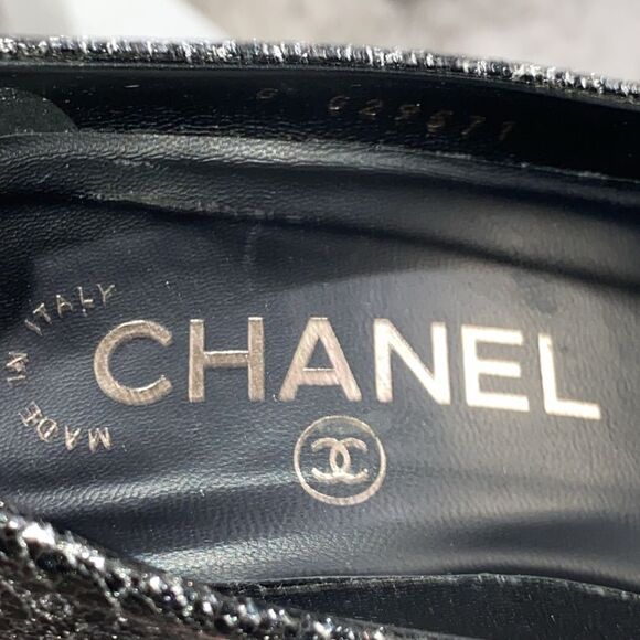 Chanel Escarpins Black & Silver Textured Leather Cap Toe CC Logo Pumps MSRP $895 - Picture 11 of 17